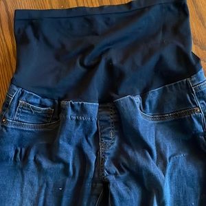 Size large maternity pants. Fits sizes 4-6. Worn